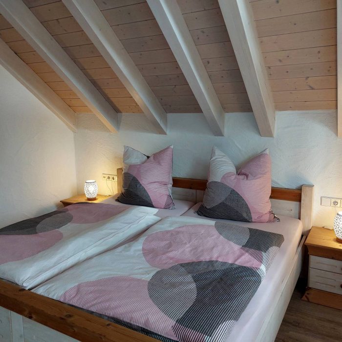 Schlafzimmer mit großem Doppelbett 2x2m Gemütliche Sitzecke in der Ferienwohnung Albblick in Neuffen