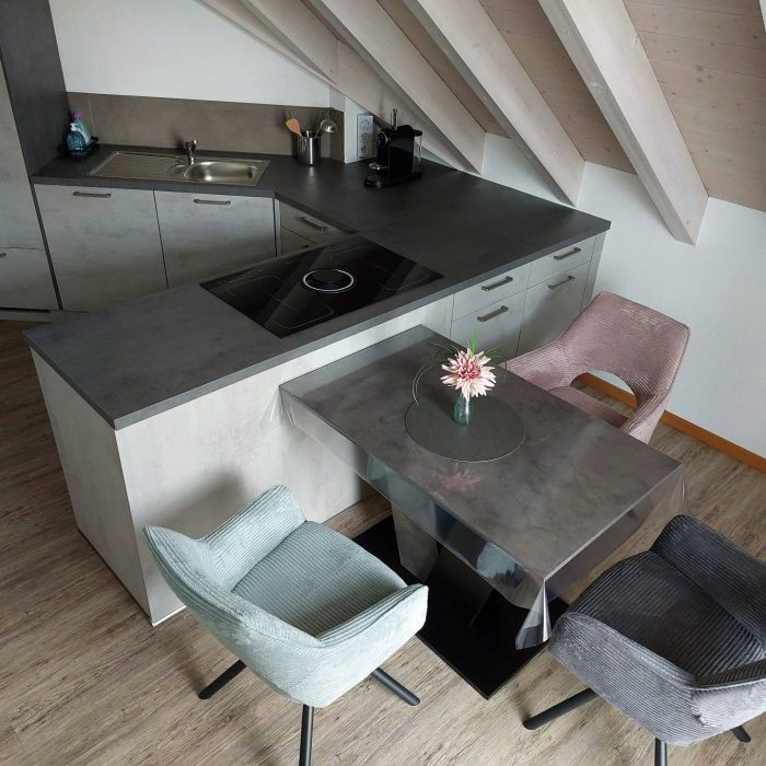 Gemütliche Sitzecke in der Wohnküche der Ferienwohnung Albblick in Neuffen