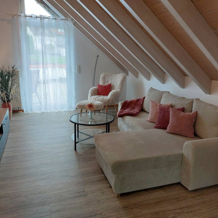 gemütliches Wohnzimmer mit TV in der Ferienwohnung Albblick in Neuffen