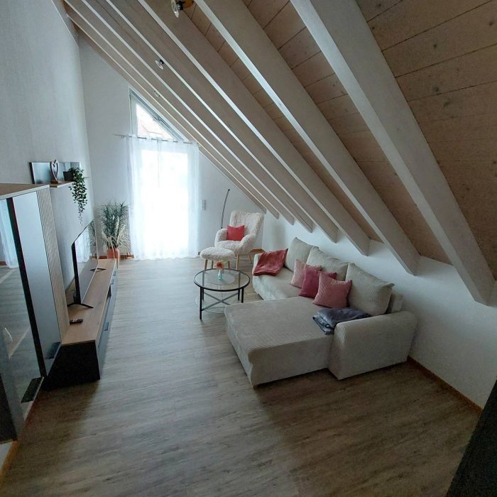 Wohnzimmer - Blick aufs Sofa von der Ferienwohnung Albblick in Neuffen