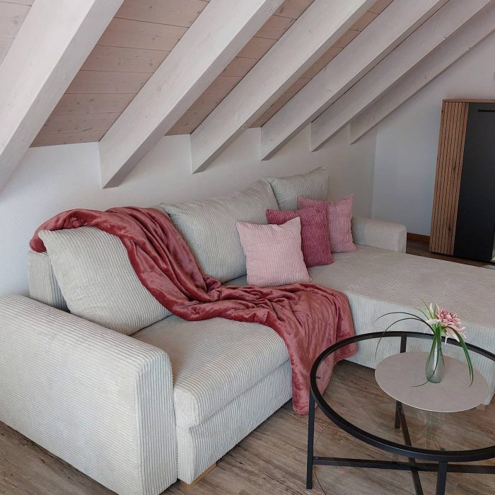 Wohnzimmer - Blick aufs Sofa von der Ferienwohnung Albblick in Neuffen