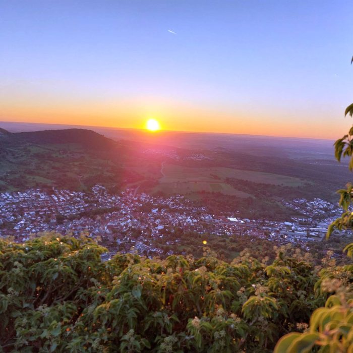 Blick von der Burg Hohenneuffen auf den Ort Neuffen - Ferienwohnung Albblick in Neuffen