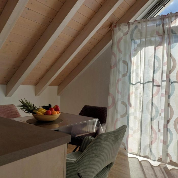 Gemütliche Sitzecke in der Wohnküche der Ferienwohnung Albblick in Neuffen